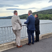 Die beiden Oberbürgermeister Mike Josef (Frankfurt, v.r.) und Claus Kaminsky (Hanau) im Gespräch mit dem Ersten Beigeordneten des Main-Kinzig-Kreises Andreas Hofmann vor der Kulisse des Kinzigstausees.