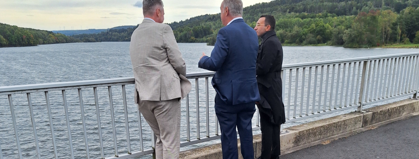 Die beiden Oberbürgermeister Mike Josef (Frankfurt, v.r.) und Claus Kaminsky (Hanau) im Gespräch mit dem Ersten Beigeordneten des Main-Kinzig-Kreises Andreas Hofmann vor der Kulisse des Kinzigstausees.
